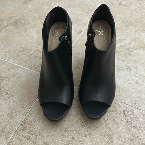 Perfect condition Vince Camuto heel. Black leather, brown wooden heel.